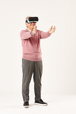 포토 JPG 스튜디오촬영 전신 할아버지 노년 남자 모션 실내 정보기술 한명 서기 미소 누끼 앞모습 실버라이프 한국인 즐거움 흰배경 70대 IT산업 손뻗기 가상현실 노인남자한명만 4차산업 VR기기 국내포토 1 라이프스타일 감정 산업 뷰포인트 백그라운드 기술 표정 사람 동양인 성인 내부 기계 흰색 남자한명만 노인남자만 파일형식