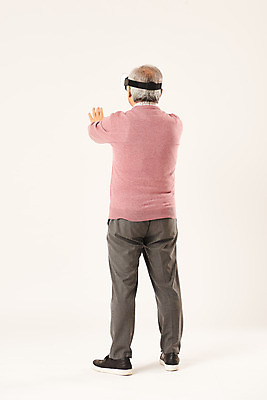 포토 JPG 스튜디오촬영 전신 할아버지 노년 남자 모션 실내 정보기술 한명 서기 누끼 뒷모습 실버라이프 한국인 즐거움 흰배경 70대 IT산업 손뻗기 가상현실 노인남자한명만 4차산업 VR기기 국내포토 1 라이프스타일 감정 산업 뷰포인트 백그라운드 기술 사람 동양인 성인 내부 기계 흰색 남자한명만 노인남자만 파일형식