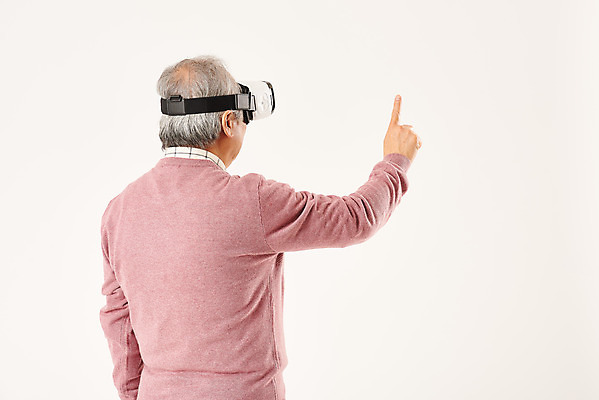 포토 JPG 스튜디오촬영 할아버지 노년 남자 모션 실내 정보기술 한명 서기 누끼 손짓 상반신 뒷모습 실버라이프 터치 한국인 즐거움 흰배경 70대 IT산업 손뻗기 가상현실 노인남자한명만 4차산업 VR기기 국내포토 1 라이프스타일 감정 산업 뷰포인트 백그라운드 기술 사람 동양인 성인 내부 기계 흰색 남자한명만 노인남자만 파일형식