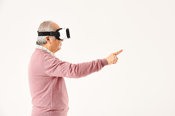 포토 JPG 스튜디오촬영 할아버지 노년 남자 모션 실내 정보기술 한명 서기 누끼 손짓 상반신 옆모습 실버라이프 터치 한국인 즐거움 흰배경 70대 IT산업 손뻗기 가상현실 노인남자한명만 4차산업 VR기기 국내포토 1 라이프스타일 감정 산업 뷰포인트 백그라운드 기술 사람 동양인 성인 내부 기계 흰색 남자한명만 노인남자만 파일형식