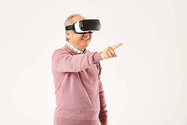 포토 JPG 스튜디오촬영 할아버지 노년 남자 모션 실내 정보기술 한명 서기 미소 누끼 손짓 상반신 옆모습 실버라이프 터치 한국인 즐거움 흰배경 70대 IT산업 손뻗기 가상현실 노인남자한명만 4차산업 VR기기 국내포토 1 라이프스타일 감정 산업 뷰포인트 백그라운드 기술 표정 사람 동양인 성인 내부 기계 흰색 남자한명만 노인남자만 파일형식