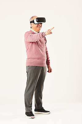 포토 JPG 스튜디오촬영 전신 할아버지 노년 남자 모션 실내 정보기술 한명 서기 미소 누끼 손짓 옆모습 실버라이프 터치 한국인 즐거움 흰배경 70대 IT산업 손뻗기 가상현실 노인남자한명만 4차산업 VR기기 국내포토 1 라이프스타일 감정 산업 뷰포인트 백그라운드 기술 표정 사람 동양인 성인 내부 기계 흰색 남자한명만 노인남자만 파일형식