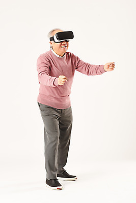 포토 JPG 스튜디오촬영 전신 할아버지 노년 남자 모션 실내 정보기술 한명 서기 미소 누끼 손짓 실버라이프 한국인 즐거움 흰배경 70대 IT산업 손뻗기 가상현실 노인남자한명만 4차산업 VR기기 국내포토 1 라이프스타일 감정 산업 백그라운드 기술 표정 사람 동양인 성인 내부 기계 흰색 남자한명만 노인남자만 파일형식