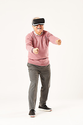 포토 JPG 스튜디오촬영 전신 할아버지 노년 남자 모션 실내 정보기술 한명 서기 미소 누끼 손짓 실버라이프 한국인 즐거움 흰배경 70대 IT산업 손뻗기 가상현실 노인남자한명만 4차산업 VR기기 국내포토 1 라이프스타일 감정 산업 백그라운드 기술 표정 사람 동양인 성인 내부 기계 흰색 남자한명만 노인남자만 파일형식