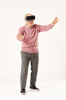 포토 JPG 스튜디오촬영 전신 할아버지 노년 남자 모션 실내 정보기술 한명 서기 미소 누끼 손짓 실버라이프 한국인 즐거움 흰배경 70대 IT산업 손뻗기 가상현실 노인남자한명만 4차산업 VR기기 국내포토 1 라이프스타일 감정 산업 백그라운드 기술 표정 사람 동양인 성인 내부 기계 흰색 남자한명만 노인남자만 파일형식