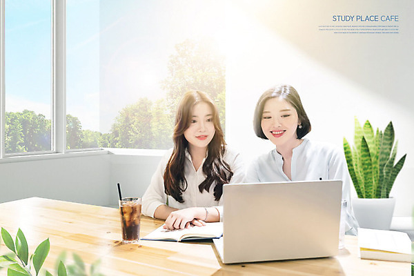 PSD 편집이미지 여자 화분 커피 대학생 잎 창문 탁자 사람 20대 성인 두명 노트북 컬러풀 유행 카페 한국인 즐거움 신조어 성인여자만 카피스페이스 카공족 이미지편집 식물 학생 감정 음료 컬러 가구 동양인 청년 전자제품 상점 공백 약어 여자만 성인만 파일형식 유행어