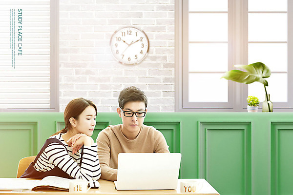 PSD 편집이미지 여자 남자 화분 시계 창문 탁자 사람 20대 성인 두명 30대 노트북 컬러풀 유행 카페 한국인 즐거움 신조어 성인만 카피스페이스 카공족 이미지편집 감정 컬러 가구 동양인 청년 장년 전자제품 상점 공백 약어 파일형식 유행어