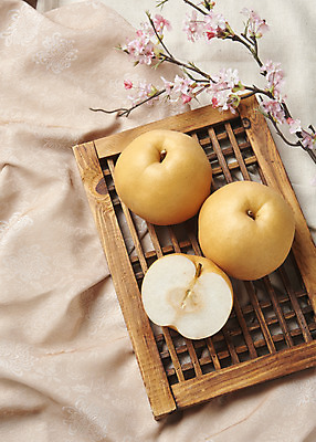 포토 JPG 스튜디오촬영 명절 과일 전통소품 실내 사람없음 신선 배 천 오브젝트 선물세트 꽃가지 명절선물 국내포토 전통 기념일 꽃 선물 내부 나뭇가지 직물 파일형식