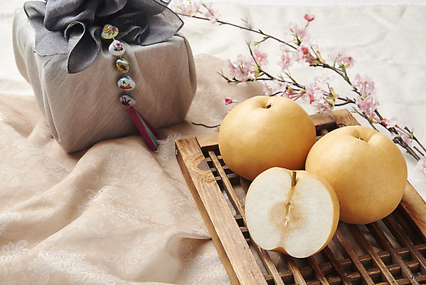 포토 JPG 스튜디오촬영 명절 과일 전통소품 실내 사람없음 선물상자 신선 배 천 오브젝트 보따리 선물세트 꽃가지 명절선물 국내포토 전통 기념일 꽃 선물 내부 상자 나뭇가지 직물 파일형식