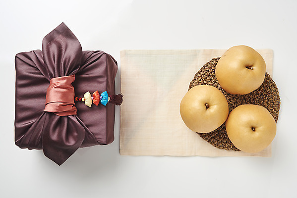 포토 JPG 스튜디오촬영 명절 과일 실내 사람없음 선물상자 하이앵글 신선 배 천 오브젝트 보따리 선물세트 플랫레이 명절선물 국내포토 전통 기념일 뷰포인트 선물 내부 상자 직물 플랫 파일형식