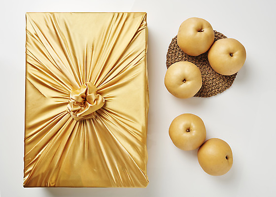 포토 JPG 스튜디오촬영 명절 과일 실내 사람없음 선물상자 하이앵글 신선 배 오브젝트 보따리 선물세트 플랫레이 명절선물 국내포토 전통 기념일 뷰포인트 선물 내부 상자 플랫 파일형식