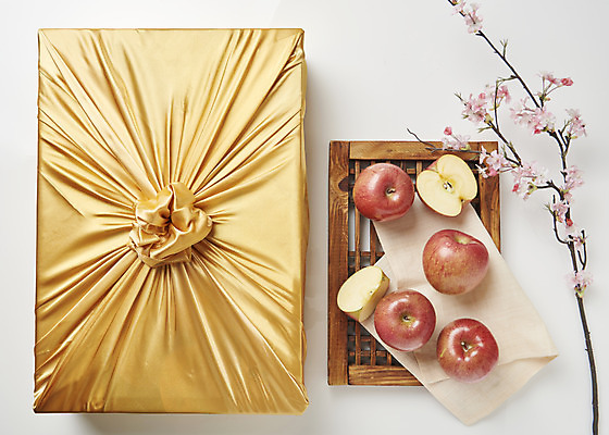 포토 JPG 스튜디오촬영 명절 과일 전통소품 실내 사람없음 선물상자 하이앵글 신선 배 사과 오브젝트 보따리 선물세트 플랫레이 명절선물 국내포토 전통 기념일 뷰포인트 선물 내부 상자 플랫 파일형식