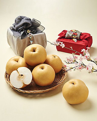 포토 JPG 스튜디오촬영 명절 과일 실내 사람없음 선물상자 신선 배 오브젝트 보따리 선물세트 꽃가지 명절선물 라탄접시 국내포토 전통 접시 기념일 꽃 선물 내부 상자 나뭇가지 파일형식