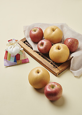 포토 JPG 스튜디오촬영 명절 과일 복주머니 전통소품 실내 사람없음 신선 배 사과 오브젝트 선물세트 명절선물 국내포토 전통 기념일 선물 내부 파일형식