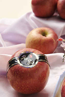 포토 JPG 스튜디오촬영 명절 과일 실내 근접촬영 사람없음 신선 사과 천 오브젝트 선물세트 명품 명절선물 국내포토 전통 기념일 뷰포인트 선물 내부 직물 상품 파일형식