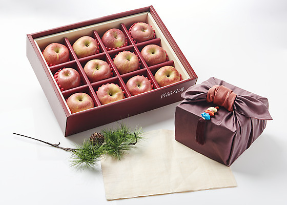 포토 JPG 스튜디오촬영 명절 과일 실내 사람없음 선물상자 신선 사과 오브젝트 보따리 솔방울 솔잎 선물세트 명절선물 국내포토 전통 기념일 잎 선물 내부 상자 파일형식