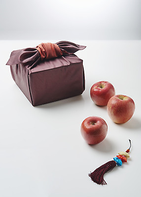 포토 JPG 스튜디오촬영 명절 과일 실내 사람없음 선물상자 신선 사과 오브젝트 보따리 노리개 선물세트 명절선물 국내포토 전통 기념일 전통소품 선물 내부 상자 파일형식