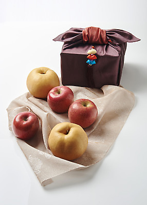 포토 JPG 스튜디오촬영 명절 과일 실내 사람없음 선물상자 신선 배 사과 천 오브젝트 보따리 선물세트 명절선물 국내포토 전통 기념일 선물 내부 상자 직물 파일형식