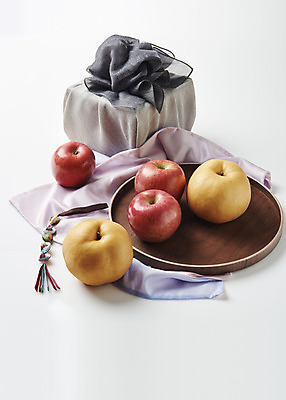 포토 JPG 스튜디오촬영 명절 과일 실내 사람없음 선물상자 신선 배 사과 천 오브젝트 보따리 노리개 선물세트 나무접시 명절선물 국내포토 전통 접시 기념일 전통소품 선물 내부 상자 직물 파일형식