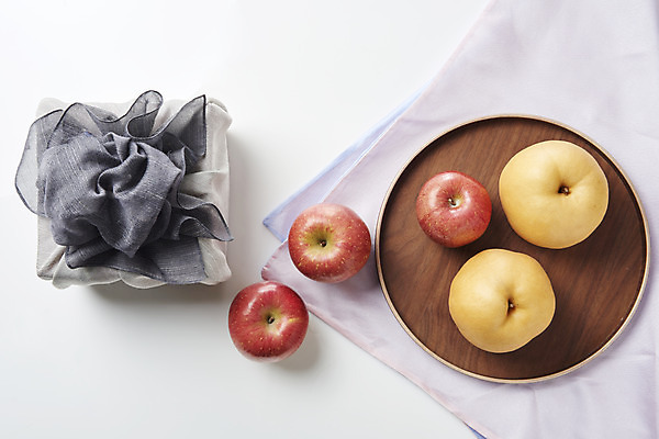 포토 JPG 스튜디오촬영 명절 과일 실내 사람없음 선물상자 하이앵글 신선 배 사과 천 오브젝트 보따리 선물세트 나무접시 플랫레이 명절선물 국내포토 전통 접시 기념일 뷰포인트 선물 내부 상자 직물 플랫 파일형식