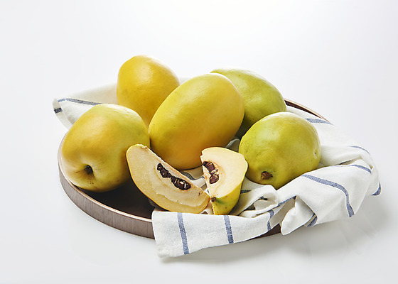 포토 JPG 스튜디오촬영 과일 자연 단면 실내 누끼 사람없음 농작물 여러개 신선 천 오브젝트 흰배경 유기농 모과 비타민 나무쟁반 슈퍼푸드 국내포토 웰빙 다수 백그라운드 농업 쟁반 내부 목재 흰색 직물 생태계 건강식품 영양소 파일형식