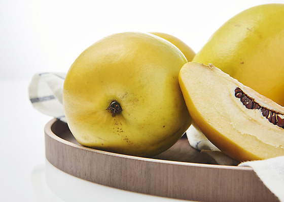 포토 JPG 스튜디오촬영 과일 자연 단면 실내 누끼 근접촬영 사람없음 농작물 여러개 신선 천 오브젝트 흰배경 유기농 모과 비타민 나무쟁반 슈퍼푸드 국내포토 웰빙 뷰포인트 다수 백그라운드 농업 쟁반 내부 목재 흰색 직물 생태계 건강식품 영양소 파일형식