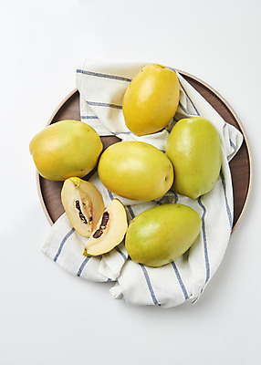 포토 JPG 스튜디오촬영 과일 자연 단면 실내 누끼 사람없음 농작물 하이앵글 여러개 신선 천 오브젝트 흰배경 유기농 모과 비타민 나무쟁반 플랫레이 슈퍼푸드 국내포토 웰빙 뷰포인트 다수 백그라운드 농업 쟁반 내부 목재 흰색 직물 플랫 생태계 건강식품 영양소 파일형식