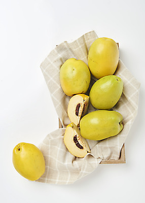 포토 JPG 스튜디오촬영 과일 자연 단면 실내 누끼 사람없음 농작물 하이앵글 여러개 신선 천 오브젝트 흰배경 유기농 모과 비타민 나무쟁반 플랫레이 슈퍼푸드 국내포토 웰빙 뷰포인트 다수 백그라운드 농업 쟁반 내부 목재 흰색 직물 플랫 생태계 건강식품 영양소 파일형식