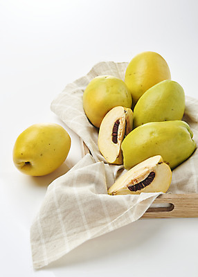 포토 JPG 스튜디오촬영 과일 자연 단면 실내 누끼 사람없음 농작물 여러개 신선 천 오브젝트 흰배경 유기농 모과 비타민 나무쟁반 슈퍼푸드 국내포토 웰빙 다수 백그라운드 농업 쟁반 내부 목재 흰색 직물 생태계 건강식품 영양소 파일형식