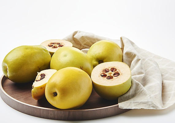 포토 JPG 스튜디오촬영 과일 자연 단면 실내 누끼 사람없음 농작물 여러개 신선 천 오브젝트 흰배경 유기농 모과 비타민 나무쟁반 슈퍼푸드 국내포토 웰빙 다수 백그라운드 농업 쟁반 내부 목재 흰색 직물 생태계 건강식품 영양소 파일형식