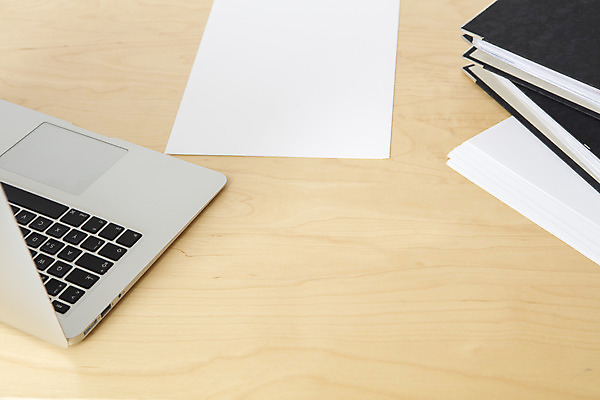 포토 JPG 스튜디오촬영 종이 비즈니스 직장 실내 사람없음 노트북 사무실 업무 책상 문서 파일 체코 나무책상 국내포토 유럽 가구 회사 내부 목재 전자제품 작업 파일형식