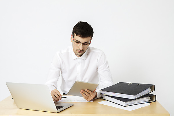 포토 JPG 스튜디오촬영 서양인 외국인 직업 응시 남자 안경 비즈니스 직장 실내 한명 들기 앉기 상반신 20대 성인 앞모습 노트북 태블릿 사무실 펜 업무 직장인 비즈니스맨 집중 책상 문서 파일 체코 워커홀릭 성인남자한명만 안경낌 국내포토 1 시선 잡화 유럽 뷰포인트 가구 컨셉 회사 모션 사람 인종 청년 내부 전자제품 스마트기기 필기구 작업 남자한명만 성인남자만 파일형식