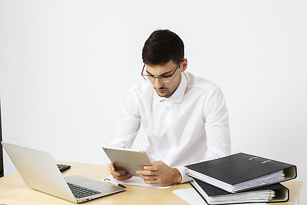 포토 JPG 스튜디오촬영 서양인 외국인 직업 남자 안경 비즈니스 직장 실내 한명 들기 앉기 상반신 20대 성인 앞모습 태블릿 사무실 펜 업무 직장인 비즈니스맨 집중 문서 체코 워커홀릭 성인남자한명만 안경낌 국내포토 1 잡화 유럽 뷰포인트 컨셉 회사 모션 사람 인종 청년 내부 전자제품 스마트기기 필기구 작업 남자한명만 성인남자만 파일형식