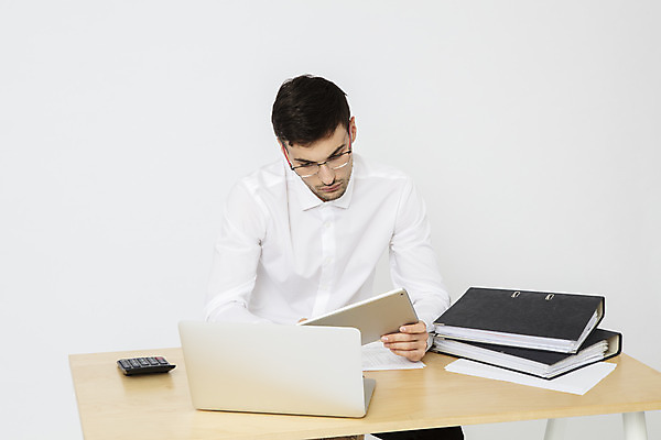 포토 JPG 스튜디오촬영 서양인 외국인 직업 응시 남자 안경 비즈니스 직장 실내 한명 들기 앉기 상반신 20대 성인 앞모습 노트북 태블릿 사무실 업무 직장인 비즈니스맨 집중 문서 파일 체코 워커홀릭 성인남자한명만 안경낌 국내포토 1 시선 잡화 유럽 뷰포인트 컨셉 회사 모션 사람 인종 청년 내부 전자제품 스마트기기 작업 남자한명만 성인남자만 파일형식