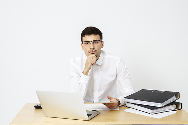 포토 JPG 스튜디오촬영 서양인 외국인 직업 응시 남자 안경 비즈니스 직장 실내 한명 들기 앉기 상반신 20대 성인 앞모습 노트북 태블릿 사무실 턱괴기 업무 직장인 비즈니스맨 문서 파일 체코 나무책상 성인남자한명만 안경낌 국내포토 1 시선 잡화 유럽 뷰포인트 회사 모션 사람 인종 청년 내부 목재 전자제품 스마트기기 작업 책상 남자한명만 성인남자만 파일형식