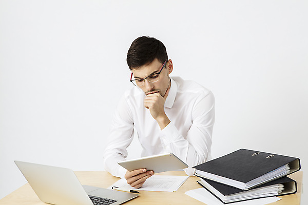 포토 JPG 스튜디오촬영 서양인 외국인 직업 응시 남자 안경 비즈니스 직장 실내 한명 들기 앉기 상반신 20대 성인 앞모습 노트북 태블릿 사무실 펜 턱괴기 업무 직장인 비즈니스맨 집중 문서 파일 체코 나무책상 워커홀릭 성인남자한명만 안경낌 국내포토 1 시선 잡화 유럽 뷰포인트 컨셉 회사 모션 사람 인종 청년 내부 목재 전자제품 스마트기기 필기구 작업 책상 남자한명만 성인남자만 파일형식