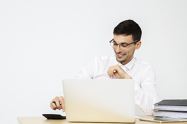 포토 JPG 스튜디오촬영 서양인 외국인 직업 남자 안경 비즈니스 직장 실내 한명 미소 앉기 상반신 20대 성인 앞모습 노트북 태블릿 사무실 펜 계산기 업무 직장인 비즈니스맨 문서 파일 체코 회계 나무책상 성인남자한명만 안경낌 국내포토 1 잡화 유럽 뷰포인트 회사 모션 문구용품 표정 사람 인종 청년 내부 목재 경제 전자제품 스마트기기 필기구 장비 작업 책상 남자한명만 성인남자만 파일형식