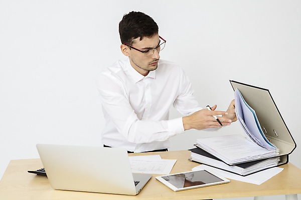 포토 JPG 스튜디오촬영 서양인 외국인 직업 응시 남자 안경 비즈니스 직장 실내 한명 앉기 상반신 20대 성인 앞모습 노트북 태블릿 사무실 펜 계산기 업무 직장인 비즈니스맨 집중 문서 파일 체코 나무책상 심각 워커홀릭 성인남자한명만 안경낌 국내포토 1 시선 잡화 유럽 뷰포인트 컨셉 회사 모션 문구용품 사람 인종 청년 내부 목재 전자제품 스마트기기 필기구 장비 작업 책상 남자한명만 성인남자만 파일형식