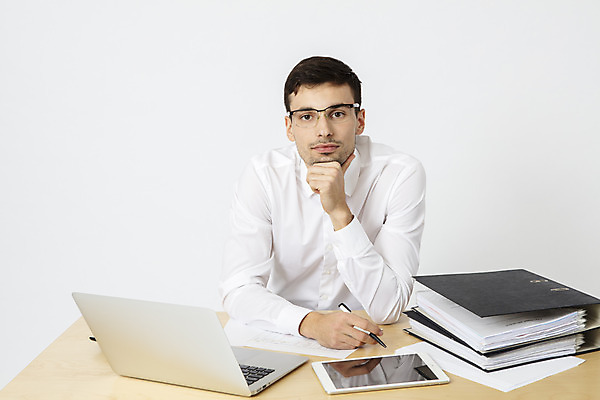 포토 JPG 스튜디오촬영 서양인 외국인 직업 응시 남자 안경 비즈니스 직장 실내 한명 앉기 상반신 20대 성인 앞모습 노트북 태블릿 사무실 펜 턱괴기 업무 직장인 비즈니스맨 문서 파일 체코 나무책상 성인남자한명만 안경낌 국내포토 1 시선 잡화 유럽 뷰포인트 회사 모션 사람 인종 청년 내부 목재 전자제품 스마트기기 필기구 작업 책상 남자한명만 성인남자만 파일형식