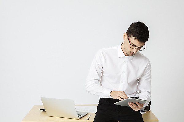 포토 JPG 스튜디오촬영 서양인 외국인 직업 응시 남자 안경 비즈니스 직장 실내 한명 앉기 상반신 20대 성인 앞모습 노트북 태블릿 사무실 펜 터치 업무 직장인 비즈니스맨 집중 문서 파일 체코 워커홀릭 성인남자한명만 안경낌 국내포토 1 시선 잡화 유럽 뷰포인트 컨셉 회사 모션 사람 인종 청년 내부 전자제품 스마트기기 필기구 작업 남자한명만 성인남자만 파일형식