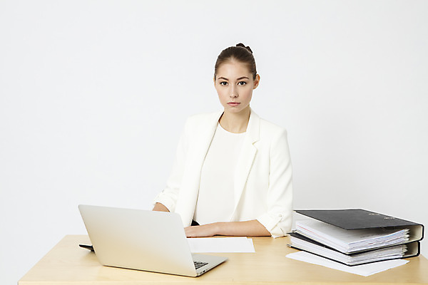 포토 JPG 스튜디오촬영 서양인 외국인 응시 여자 종이 비즈니스 직장 실내 한명 정장 상반신 20대 성인 앞모습 노트북 사무실 업무 직장인 책상 흰배경 문서 파일 체코 성인여자한명만 국내포토 직업 1 시선 옷 유럽 뷰포인트 가구 백그라운드 회사 사람 인종 청년 내부 전자제품 흰색 작업 여자한명만 성인여자만 파일형식