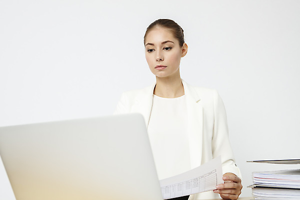 포토 JPG 스튜디오촬영 서양인 외국인 응시 여자 비즈니스 직장 실내 한명 앉기 정장 상반신 20대 성인 앞모습 노트북 사무실 업무 직장인 집중 책상 흰배경 체코 워커홀릭 성인여자한명만 국내포토 직업 1 시선 옷 유럽 뷰포인트 가구 백그라운드 컨셉 회사 모션 사람 인종 청년 내부 전자제품 흰색 작업 여자한명만 성인여자만 파일형식