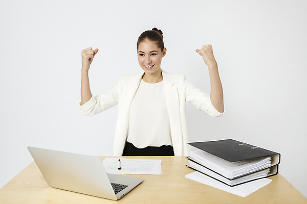 포토 JPG 스튜디오촬영 서양인 외국인 여자 종이 비즈니스 응원 직장 실내 한명 미소 앉기 정장 상반신 20대 성인 앞모습 노트북 사무실 펜 손들기 주먹 기쁨 업무 직장인 책상 즐거움 흰배경 문서 파일 체코 성인여자한명만 국내포토 직업 1 옷 감정 유럽 뷰포인트 가구 백그라운드 회사 모션 표정 사람 인종 청년 내부 전자제품 필기구 흰색 작업 여자한명만 성인여자만 파일형식