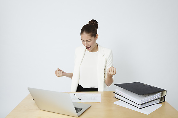 포토 JPG 스튜디오촬영 서양인 외국인 여자 종이 비즈니스 직장 실내 한명 미소 앉기 정장 상반신 20대 성인 앞모습 노트북 사무실 손들기 믿음 주먹 기쁨 업무 직장인 책상 흰배경 문서 파일 체코 성인여자한명만 국내포토 직업 1 옷 감정 유럽 뷰포인트 가구 백그라운드 회사 모션 표정 사람 인종 청년 내부 전자제품 흰색 작업 여자한명만 성인여자만 파일형식