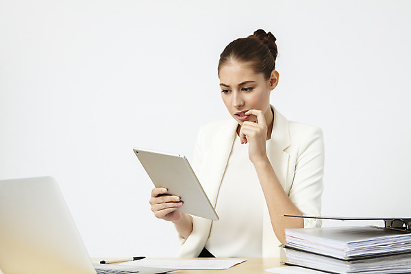 포토 JPG 스튜디오촬영 서양인 외국인 응시 여자 비즈니스 직장 실내 한명 들기 앉기 정장 상반신 20대 성인 앞모습 노트북 태블릿 사무실 업무 직장인 비즈니스우먼 집중 책상 흰배경 문서 파일 체코 워커홀릭 성인여자한명만 국내포토 직업 1 시선 옷 유럽 뷰포인트 가구 백그라운드 컨셉 회사 모션 사람 인종 청년 내부 전자제품 스마트기기 흰색 작업 여자한명만 성인여자만 파일형식