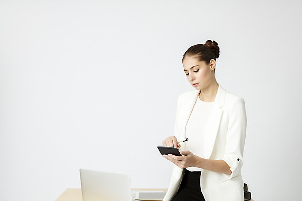 포토 JPG 스튜디오촬영 서양인 외국인 응시 여자 비즈니스 직장 실내 한명 들기 앉기 정장 상반신 20대 성인 앞모습 노트북 태블릿 사무실 펜 계산기 업무 직장인 비즈니스우먼 집중 책상 흰배경 문서 체코 회계 성인여자한명만 국내포토 직업 1 시선 옷 유럽 뷰포인트 가구 백그라운드 컨셉 회사 모션 문구용품 사람 인종 청년 내부 경제 전자제품 스마트기기 필기구 장비 흰색 작업 여자한명만 성인여자만 파일형식