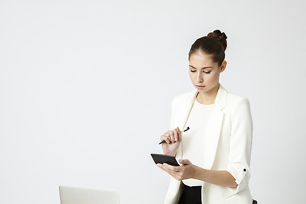 포토 JPG 스튜디오촬영 서양인 외국인 응시 여자 비즈니스 직장 실내 한명 들기 앉기 정장 상반신 20대 성인 앞모습 노트북 사무실 펜 계산기 업무 직장인 비즈니스우먼 집중 책상 흰배경 체코 회계 성인여자한명만 국내포토 직업 1 시선 옷 유럽 뷰포인트 가구 백그라운드 컨셉 회사 모션 문구용품 사람 인종 청년 내부 경제 전자제품 필기구 장비 흰색 작업 여자한명만 성인여자만 파일형식