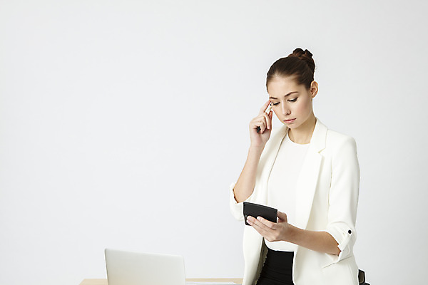 포토 JPG 스튜디오촬영 서양인 외국인 응시 여자 생각 비즈니스 직장 실내 한명 서기 정장 상반신 20대 성인 옆모습 사무실 펜 계산기 업무 직장인 비즈니스우먼 집중 흰배경 체코 회계 성인여자한명만 국내포토 직업 1 시선 옷 유럽 뷰포인트 백그라운드 컨셉 회사 모션 문구용품 사람 인종 청년 내부 경제 필기구 장비 흰색 작업 여자한명만 성인여자만 파일형식