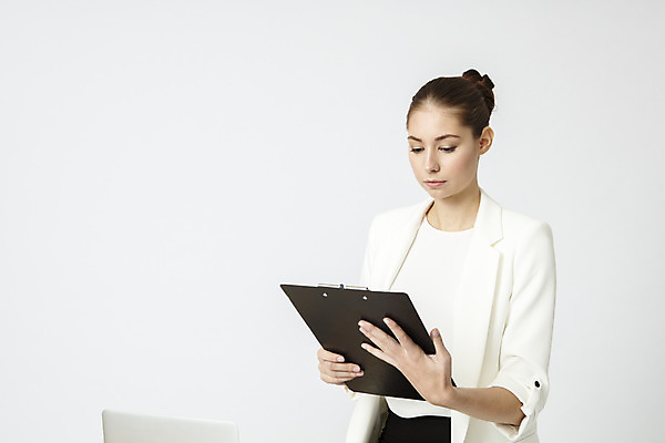 포토 JPG 스튜디오촬영 서양인 외국인 응시 여자 비즈니스 직장 실내 한명 서기 들기 정장 상반신 20대 성인 앞모습 사무실 업무 직장인 비즈니스우먼 집중 흰배경 결재 체코 결재판 서류판 성인여자한명만 국내포토 직업 1 시선 옷 유럽 뷰포인트 백그라운드 컨셉 회사 모션 사람 인종 청년 내부 사무용품 흰색 작업 여자한명만 성인여자만 파일형식