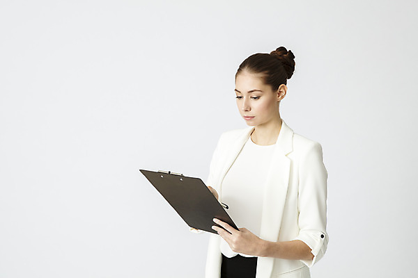 포토 JPG 스튜디오촬영 서양인 외국인 응시 여자 비즈니스 직장 실내 한명 서기 들기 정장 상반신 20대 성인 옆모습 사무실 펜 업무 직장인 비즈니스우먼 집중 흰배경 결재 체코 결재판 서류통 성인여자한명만 국내포토 직업 1 시선 옷 유럽 뷰포인트 백그라운드 컨셉 회사 모션 사람 인종 청년 내부 필기구 사무용품 흰색 작업 여자한명만 성인여자만 파일형식